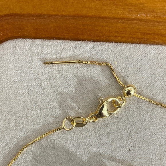 Elegant Gold and Pearl Pendant Necklace - Picture 4 of 4